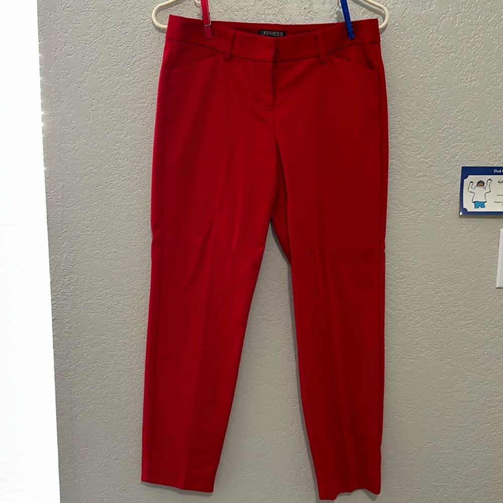 Express, 2R, editor, red trousers